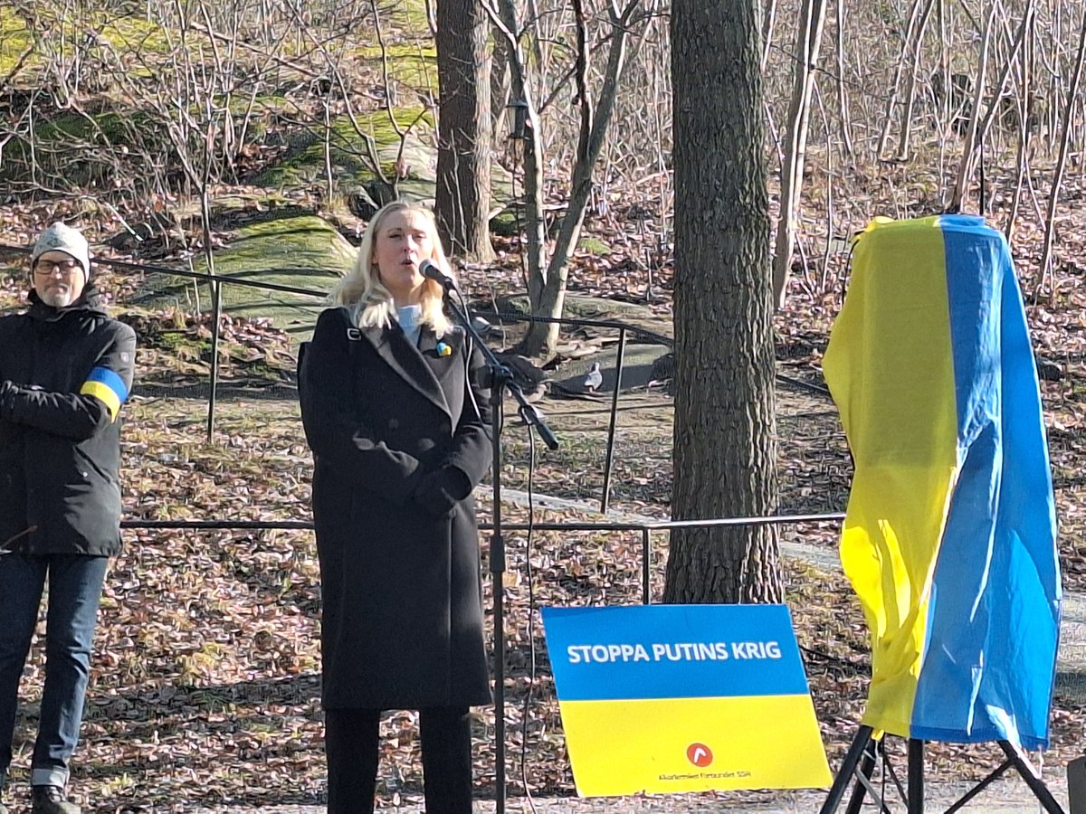 Författaren @lisabjurwald var först ut bland talarna vid dagens manifestation för #Ukraina som fokuserade på kvinnors situation i kriget. #svpolitik