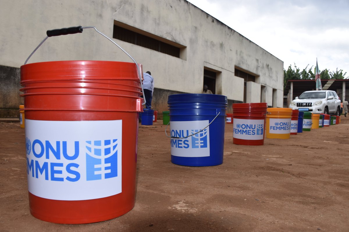 @RuyigiProvince compte actuellement 72 femmes incarcérées dans la prison provinciale où Mme @anyangwe4, Représentante de l'@UNWomenBurundi en compagnie de la délégation de @GenreMinistere ont été ce 05.03 pour une distribution de l'aide faite de seaux, pagnes et savons à chacune