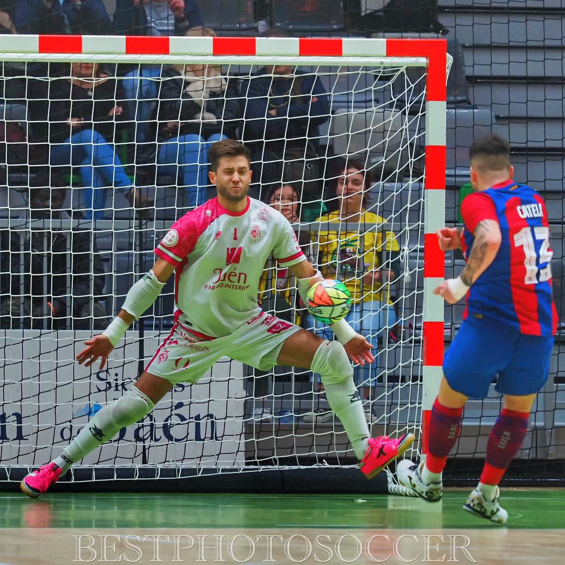 EspindolaFutsal's tweet photo. Grand victoria en el último partido de liga frente al líder y que ambientazo hemos vivido ayer en el Olivo, seguimos a por más!!! Vamos @JaenFS 💪💛🔰
⚽️ @JaenFS 3 x 2 @FCBfutbolsala 
📸 @bestphotosoccer 😍 https://t.co/OUjIPAKaLY