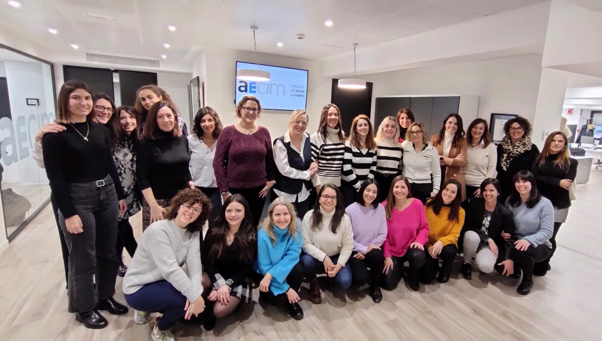 Hoy, #DíaInternacionaldelaMujer ♀, queremos destacar el impacto de las mujeres en el sector del #metal, en especial el de las profesionales de AECIM

En AECIM contamos casi un 80% de mujeres en nuestra plantilla🔝

Aquí están algunas de ellas 💜
#8deMarzo #DíaDeLaMujer