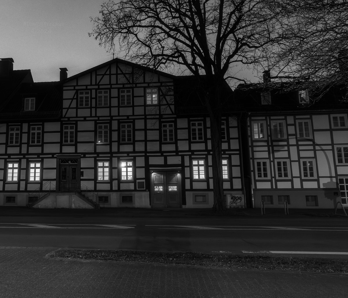 📷 1/40 sec at f/4,0, ISO 4000, 20 mm prime #dan23freedom
#germany #nordrheinwestfalen #blackandwhitephotography #monochrome #urbanphotography #streetphotography #architecture #fachwerkhaus #fachwerk #fachwerkliebe #lights #nightphotography #night