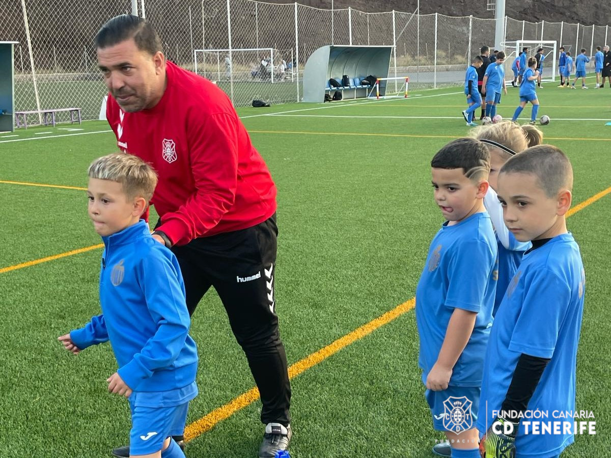Ayer, el proyecto '+ Base' realizó una nueva sesión junto a la <a href="/ud_tacosanluis/">UD SAN LUIS</a> 🙌🔝.

55 futbolistas, entre las edades Prebenjamín y Alevín, pudieron disfrutar de un entrenamiento supervisado por cuerpos técnicos de #FundaciónCDT ⚪️🔵.

<a href="/CDTOficial/">CD Tenerife 🏴󠁧󠁢󠁳󠁣󠁴󠁿</a> <a href="/CdtCantera/">CanteraCDT 🏴󠁧󠁢󠁳󠁣󠁴󠁿</a> #YoSoyElTenerife
