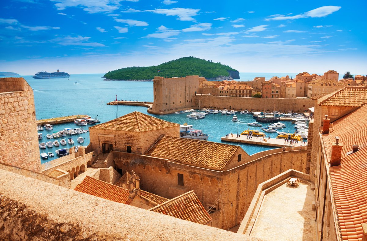 #Dubrovnik captivates with its rich history, stunning scenery, and vibrant atmosphere. The Adriatic Sea complements its majestic architecture, while the warmth of the people adds to its timeless charm. Truly unforgettable. #travchat #travel