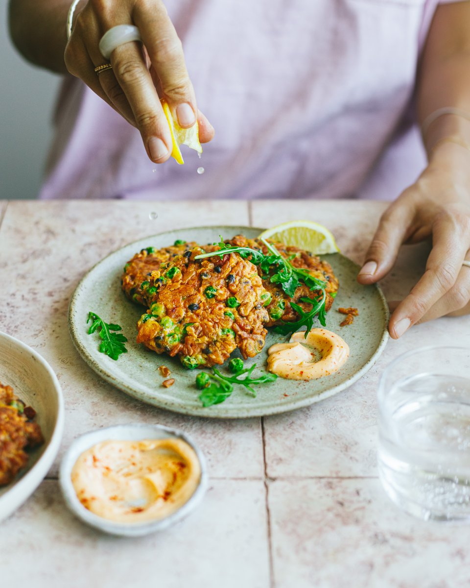 Spanish-style Fritters 💥
These take just minutes to whip up, making them the perfect mid-week meal option! Feel free to shake up with whatever veg you have lying around in the fridge.Hit the link in bio for the full recipe #lunchrecipe #fritters #spanish #everydaygourmet
