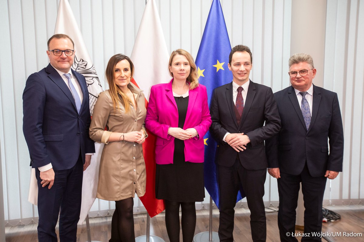 💬W najbliższych latach samorządy lokalne będą mogły korzystać m. in. z oferty programu #FunduszeEuropejskie #dlaRozwojuSpołecznego 2021-27. Zróżnicowana oferta #FERS stanowi odpowiedź na współczesne wyzwania społeczne, w tym w obszarze edukacji, zdrowia, rynku pracy oraz
