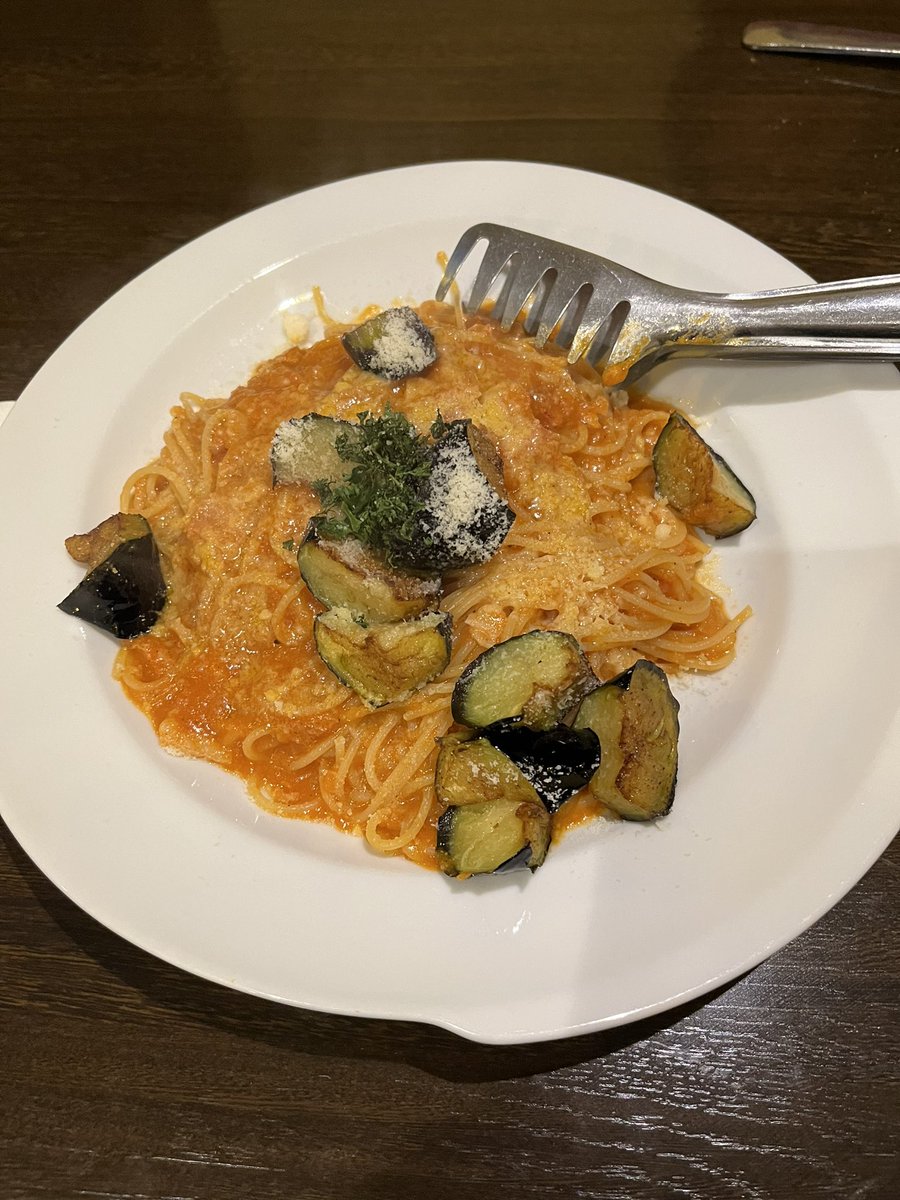 motokoaoki's tweet photo. 今日はオットのお誕生日だったので、当初エビス参に行く予定だったのだが、緊急閉店で、自宅近くのイタリア料理店へ。
美味しくて、つい食べすぎるのでありました。
ちなみに店名は「幸せ」という意味です。
#fericita #フェリチタ https://t.co/WdTwH4W8v2