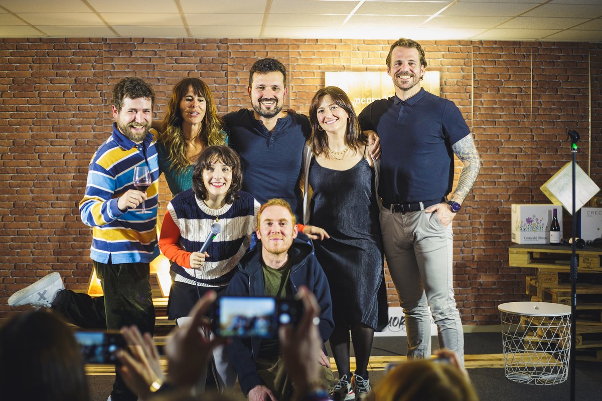 ¡La final fue increíble! Ahora toca lo más emocionante... ¡decidir al ganador o ganadora! 🏆 ¿Cómo? 

-25% Organizadores Viñedos Singulares 
-25% Cómicos invitados y presentadora
-50% Votos en Instagram