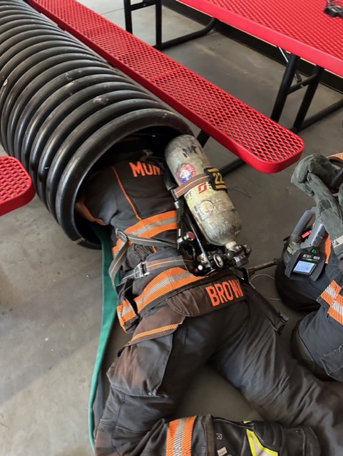 monarchfpd's tweet image. Crews spent time last week training on fire ground survival tactics. This training  reinforces self-rescue techniques, emergency egress procedures, mayday protocols, and a survival mindset.  #EquipmentFamiliarizationAndTeamwork!  #HardcoreTraining.  CountOnUs!