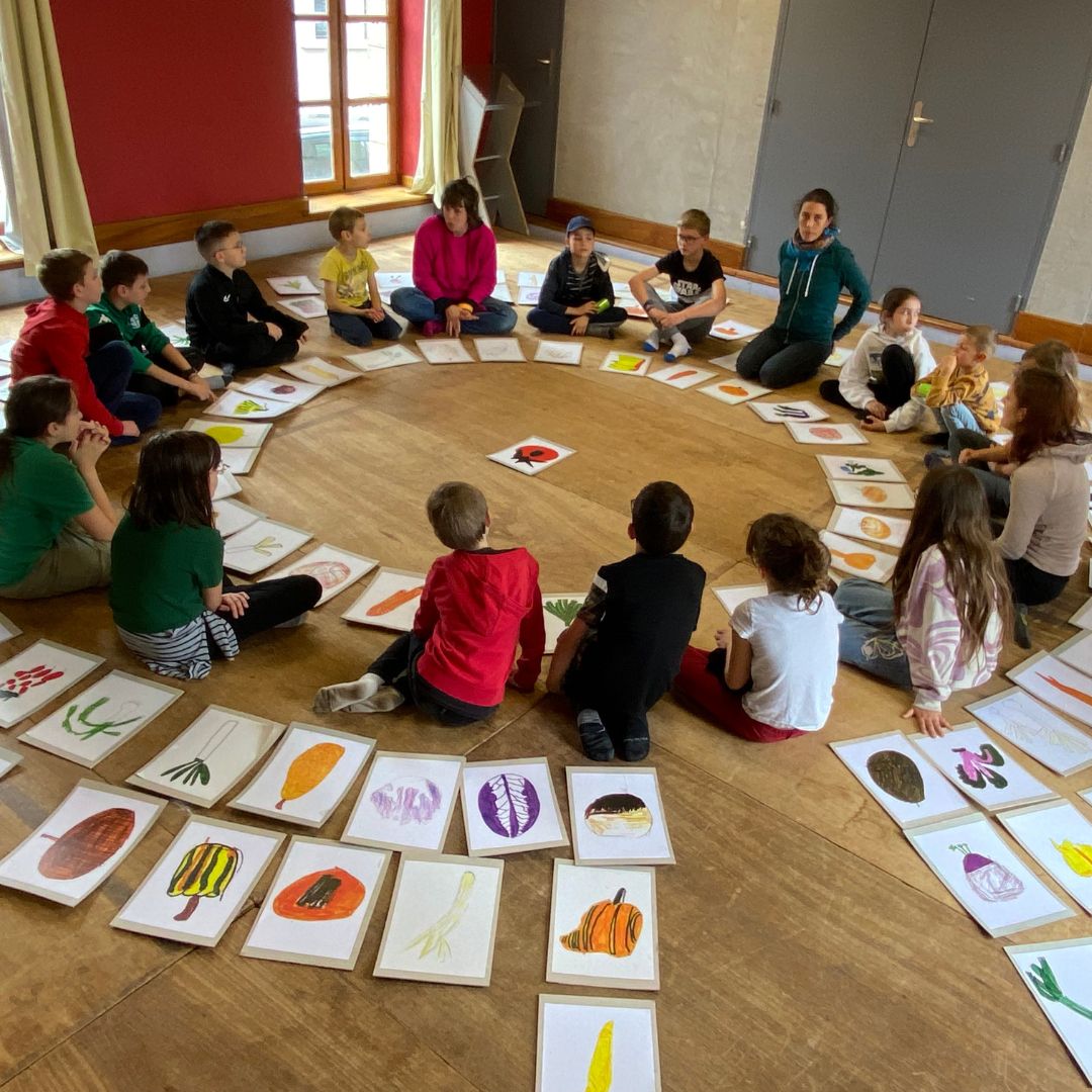 Les pieds dans le Parc] 👣🐾À l'école du Parc
Chaque année, nous proposons des projets scolaires. Cette année 2023-2024, 30 classes sont concernées sur 23 communes. 
parc-du-vercors.fr/ecole-du-parc