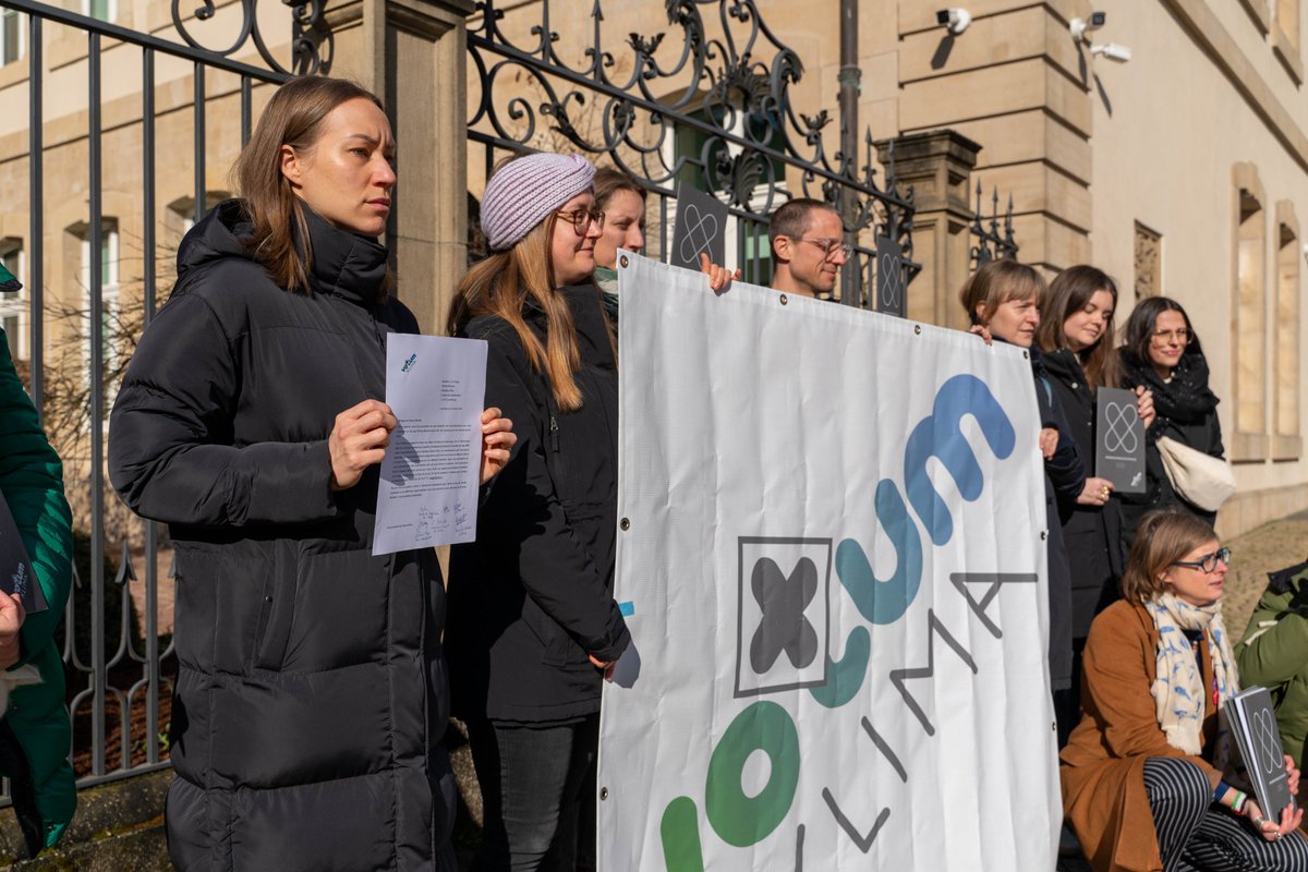 Alors que le nouveau @gouv_lu a passé le cap des 100 jours de gouvernance, les représentant·es de @VotumK ont remis ce matin une lettre💌 adressée à @LucFrieden, pour rappeler les revendications de la coalition avant les élections. 👉 buff.ly/3P5DMMo