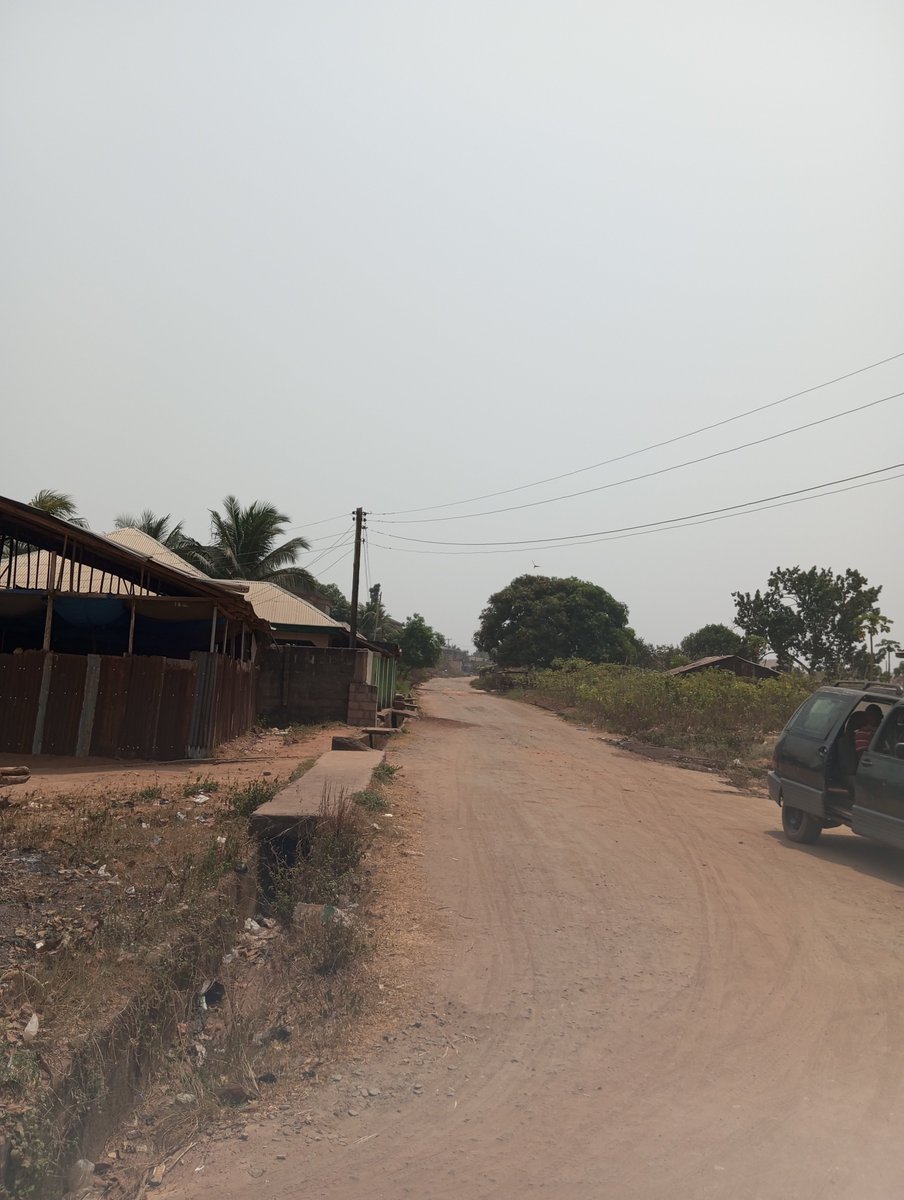 TrackaNG's tweet photo. In February 2023, N132.9m was paid to Southwells Global Energy Services LTD for the Construction of Afiankwo Igboro Oba Road in Elu, Ohafia LGA, Abia State.

We tracked and report that this project has been abandoned. The road has been graded but is yet to be asphalted. Residents said the contractor was last seen on site a year ago in February 2023 before the general elections.

We call on @MNDA_Ng, the implementing agency, to provide the public with a report of this project and facilitate its execution.