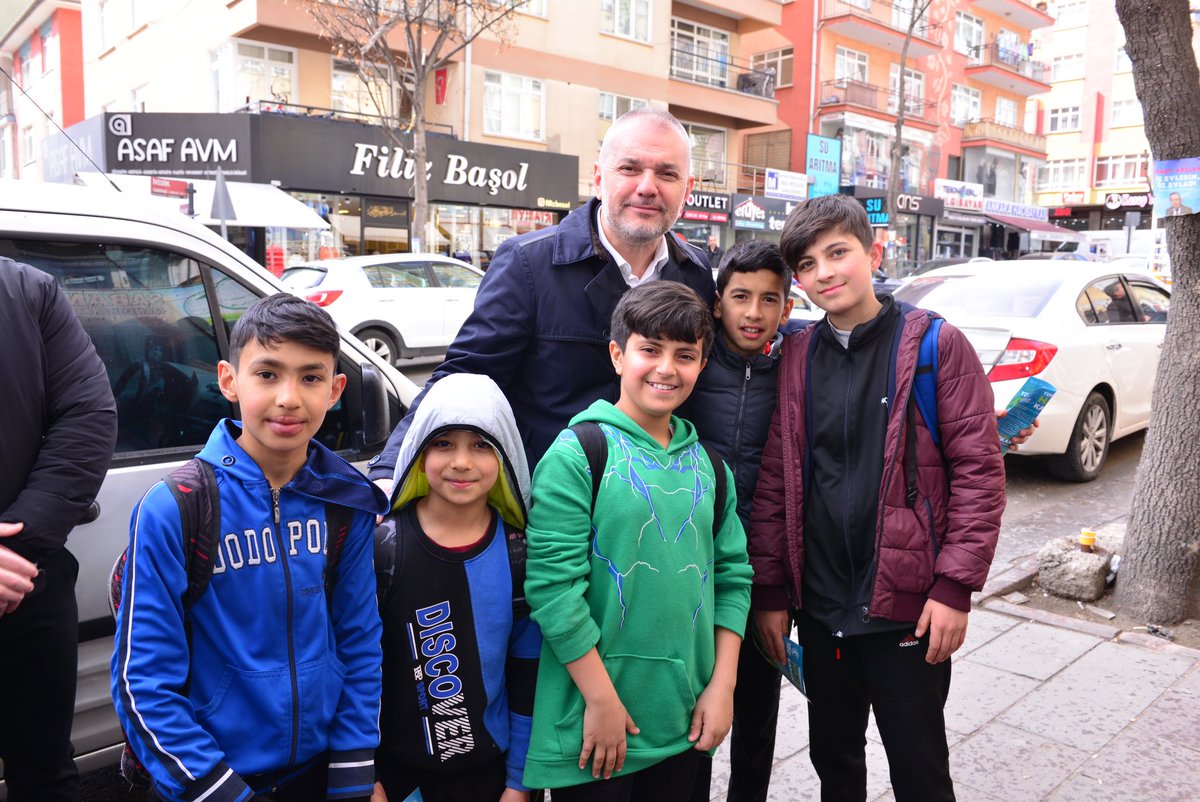 📍Demetevler

İvedik Caddesi'ndeki vatandaşlarımızla ve esnafımızla bir araya geldik. Onlar sorunlarını ve ihtiyaçlarını anlattı, biz de sosyal belediyecilik temelindeki projelerimizden bahsettik.

Bir araya gelmeyi, dinlemeyi ve çözüm olmayı sürdüreceğiz.