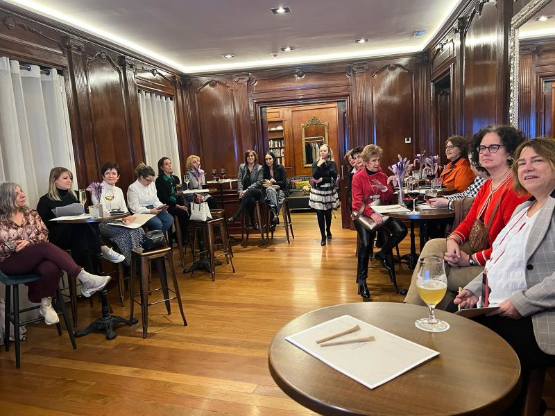 ASPMADRID's tweet photo. Gracias a Rosa Fierro y Sonia Quirce por el inspirador evento "I'm Remarkable" al que asistimos en el hotel Hospes Puerta de Alcalá. Un workshop para mujeres que te ayuda a empoderarte y aprender a valorar tus logros. 
https://t.co/9Od9RDmgF8  
#ASPM @HospesHotels #ImRemarkable https://t.co/A6sv2cih2z
