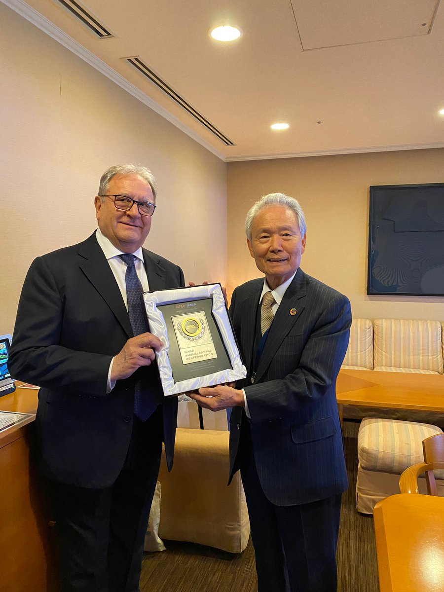 Here in Osaka, I had the opportunity to meet the @npb Commissioner, Mr. Sadayuki Sakakibara, who is a real passionate baseball fan and I thank him for all is doing for our sport. We talked about several topics, and he showed a lot of interest in international baseball.