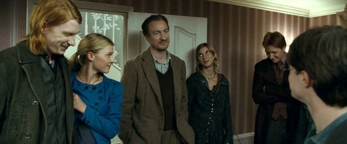 thiegonovais's tweet photo. "Não precisa de série de Harry Potter"

Eles tendo que explicar em Relíquias quem é Gui, o irmão do Rony que nunca tinha aparecido, que ele ia casar com a Fleur, que Lupin e Tonks tinham um relacionamento e que ela estava grávida. Tudo em 15 segundos. https://t.co/go6X4kpMw0