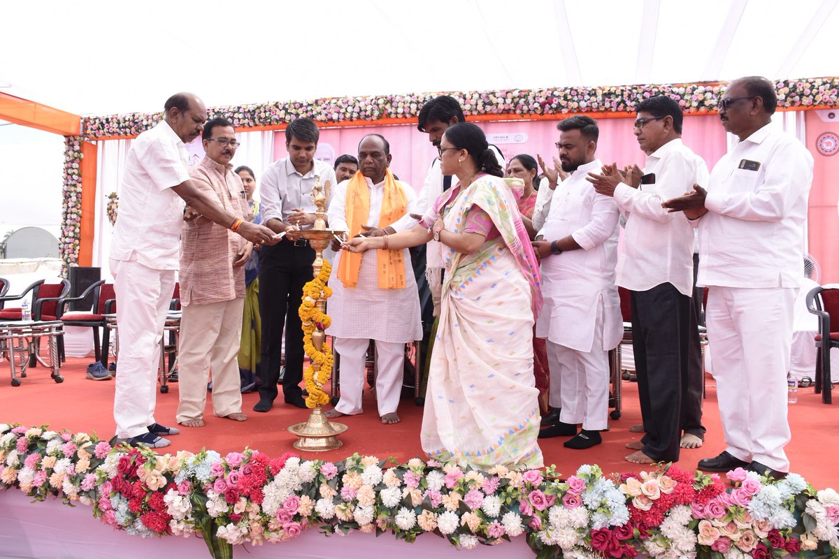bjp4_narmada's tweet photo. વિકસિત ભારત વિકસિત ગુજરાત અંતર્ગત 'પીઠા ગ્રાઉન્ડ,ડેડિયાપાડા ખાતે નારી શક્તિ વંદના કાર્યક્રમ માનનીય વડાપ્રધાન શ્રી @narendramodi જી અને મુખ્યપ્રધાન શ્રી @Bhupendrapbjp જીના વર્ચ્યુઅલ માધ્યમથી ભરૂચ લોકસભા સાંસદ શ્રી @MansukhbhaiMp જીની અધ્યક્ષતામાં આયોજિત થયો.1/4
#NariShaktiVandan https://t.co/vHftyR5k9G