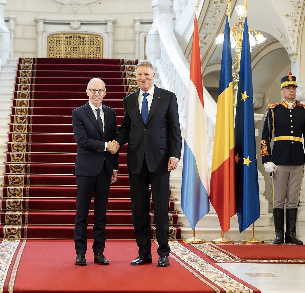 Thank you for the warm welcome @KlausIohannis, President of Romania We talked about the European agenda and common security challenges. Romania is very thankful for Luxembourg’s participation in the NATO presence in 🇷🇴