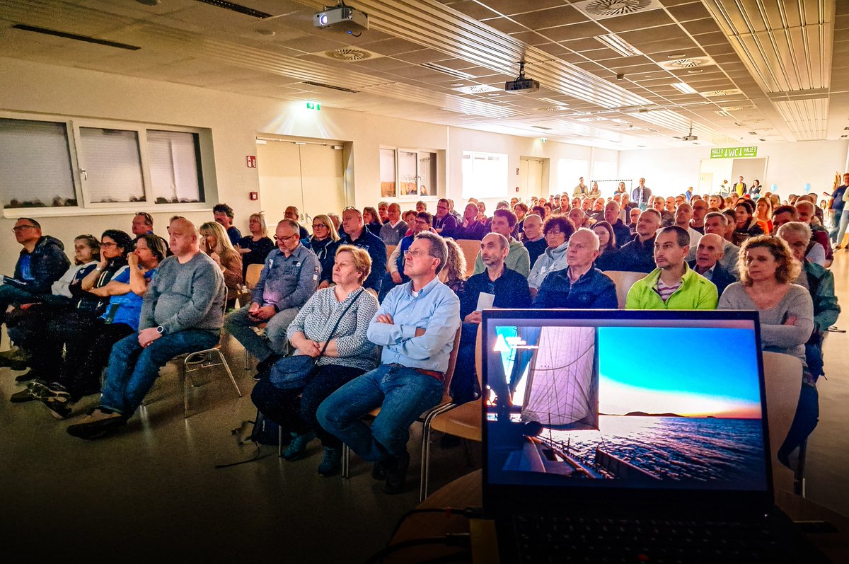 UnterSegeln's tweet photo. Die Messe in Tulln war gut, und ich möchte mich herzlich bei allen bedanken, die meine Vorträge besucht haben. #boottulln #vortrag #danke #ocean7 #yachtpoolinternational #untersegeln https://t.co/lmhQHKodw3
