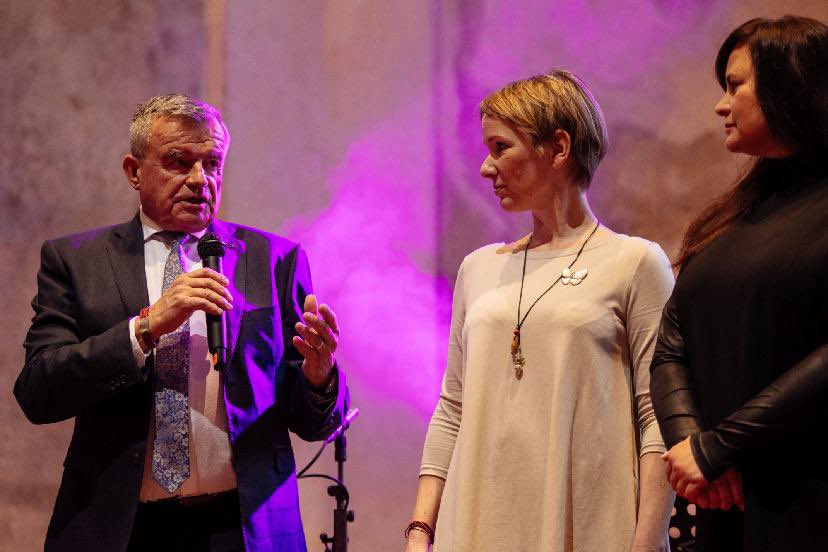 RomanKraus2020's tweet photo. 1/2 Pacientská organizace DEBRA, která podporuje pacienty s nemocí "motýlích křídel" a jejich rodiny, 
oslavila 20 let činnosti. Měl jsem čest předat ocenění paní primářce Haně Bučkové, zakladatelce Klinického EB centra a iniciátorce vzniku @cr_debra. https://t.co/5WCRxenTiM