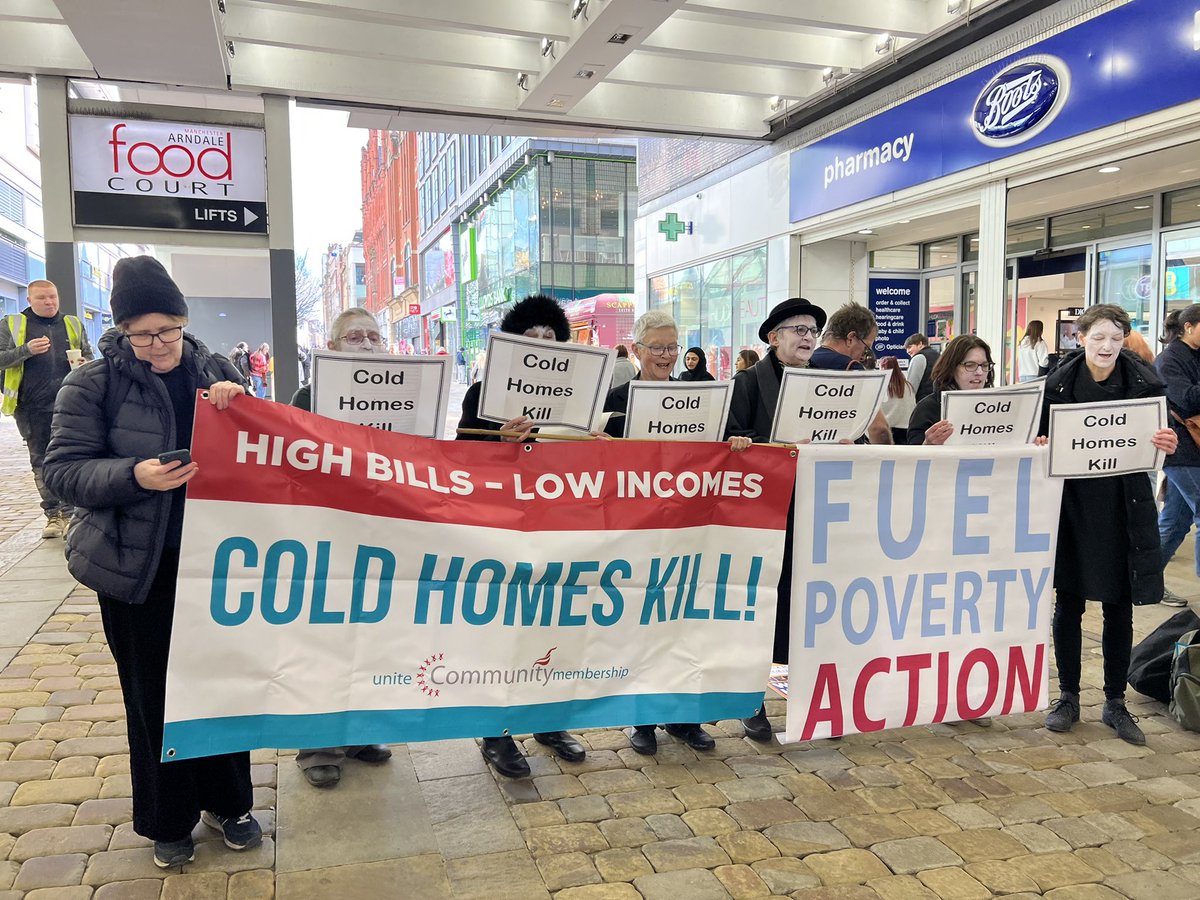 On budget day Manchester @FuelPovAction are on the streets calling for action on cold homes!

Last winter saw 4,950 excess winter deaths caused by living in cold homes #ColdHomesKill

We need Energy for All, fair prices, energy justice and warm homes
#UnitedForWarmHomes