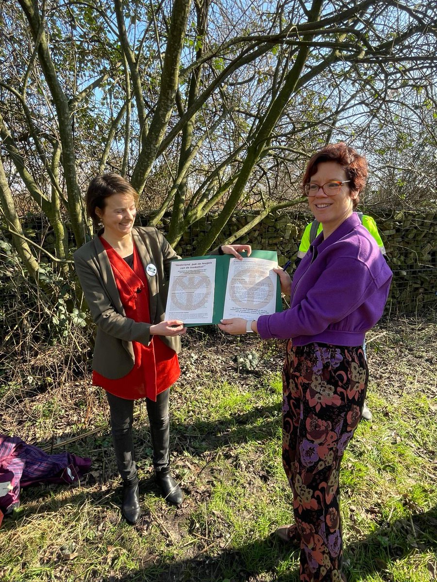 Vandaag ondertekende ik het Stop Ecocide Manifest. De gemeente Utrecht pleit daarmee samen met @StopEcocideNL en talloze andere organisaties voor betere wetgeving om het plegen van ecocide strafbaar te stellen👉utrecht.nl/nieuws/archief…