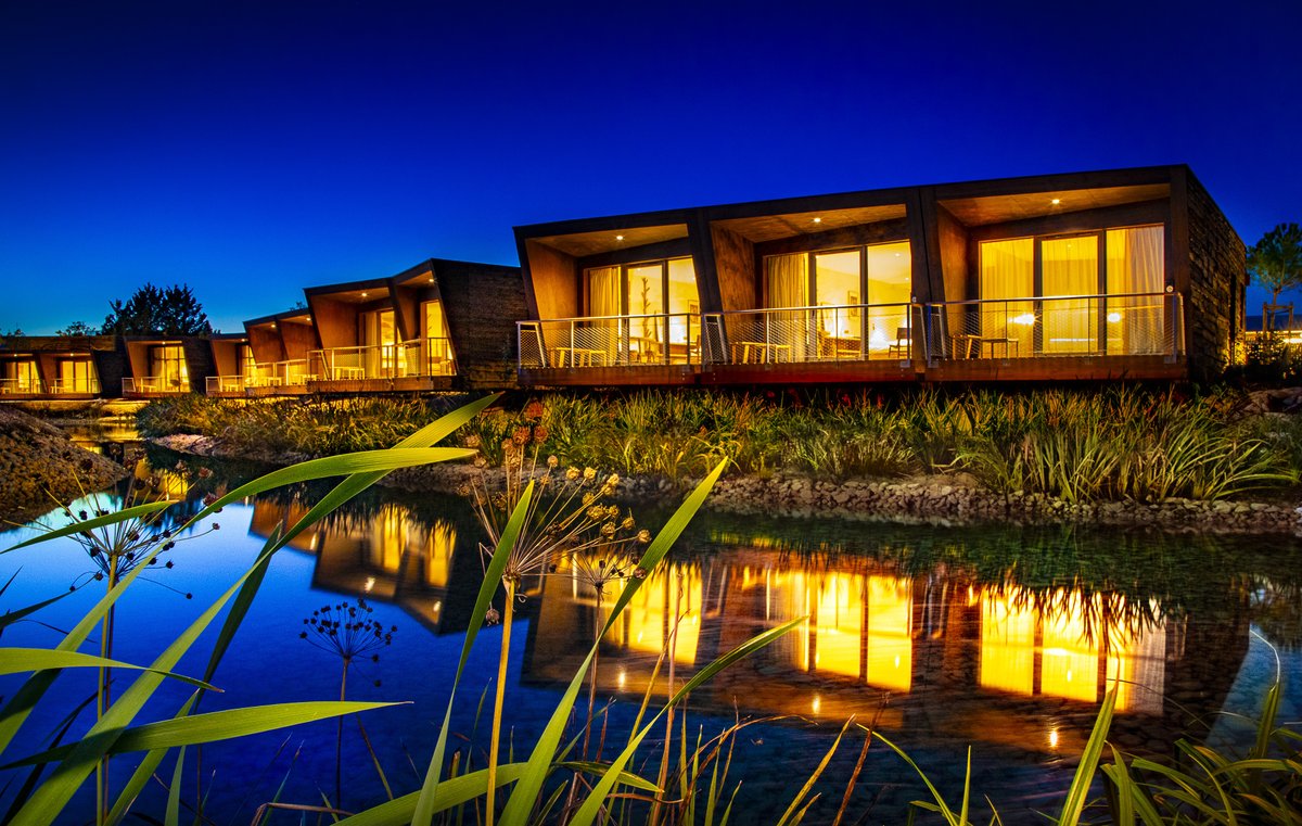 La nuit est tombée sur l'Hôtel Ecolodgee🌙 Nos visiteurs s'apprêtent à passer une belle nuit, entourés par la nature 😴✨