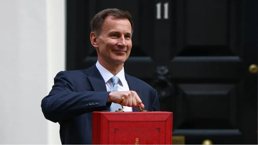Chancellor Jeremy Hunt's Spring Budget brings tax cuts, increased benefits, and changes in housing/business. Highlights include a 2p National Insurance cut, £5,000 ISA allowance, higher child benefits and changes in alcohol, vaping, and property tax rates.
bbc.co.uk/news/business-…