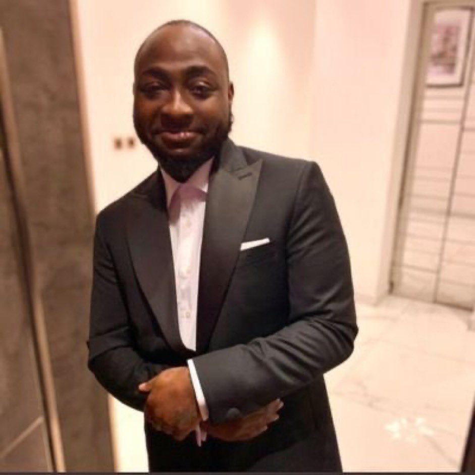 Dan__Kube's tweet image. Mummy Zee get yanch, beautiful and get Grace, her Husband dey enjoy 😊 #twittervar