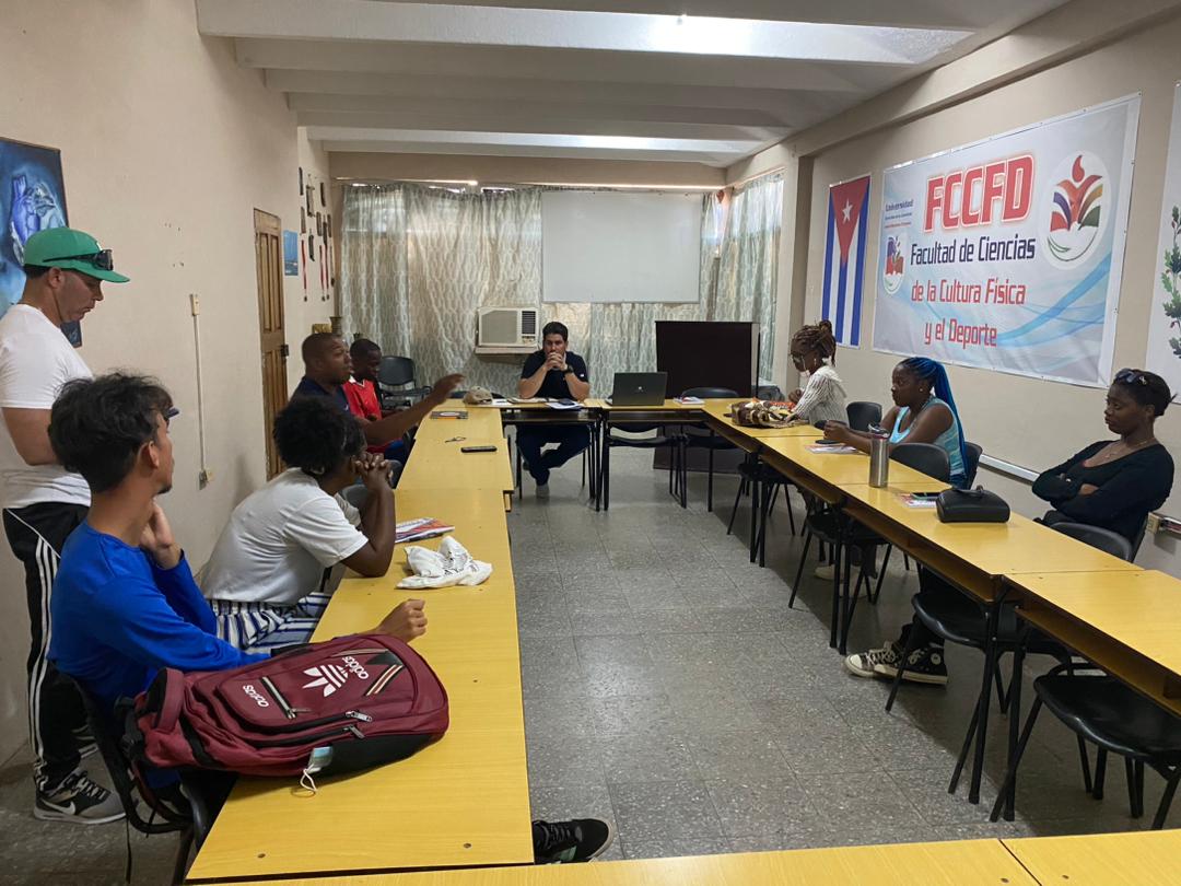 Colectivo de IV año de la @CulturaFisica de la @uij_jmo dirigido por el PPAA Ms. C Diego Samper Rivero , se analiza las principales deficiencias en el proceso docente con los estudiantes de curso diurno @FeuUij21781 @NoelMel03027189