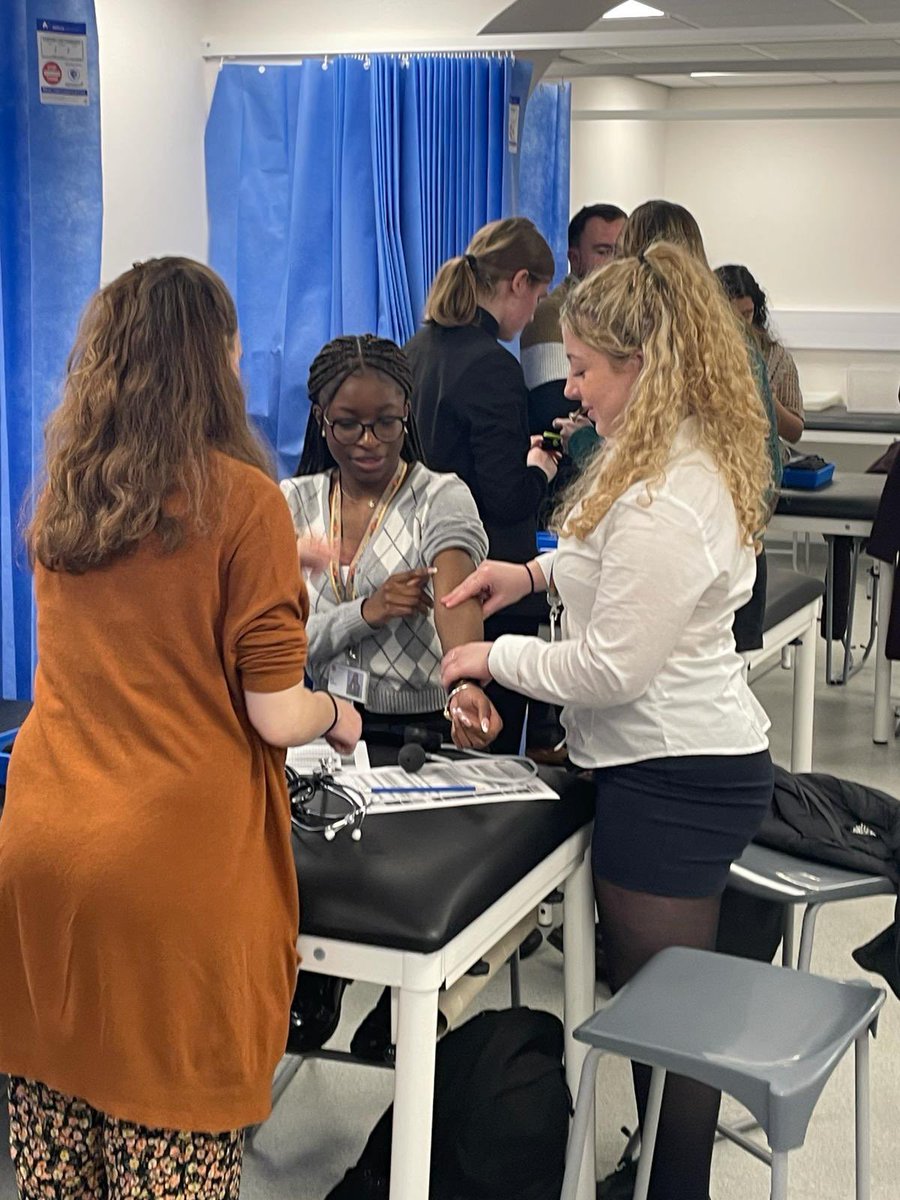 Thank you to Daniel @UniOfBuckingham and @UoB_medic for hosting our aspiring year 12 medics this afternoon. A pleasure to meet medical students and staff and a chance to get hands on @TheRoyalLatin @RLSMedSoc