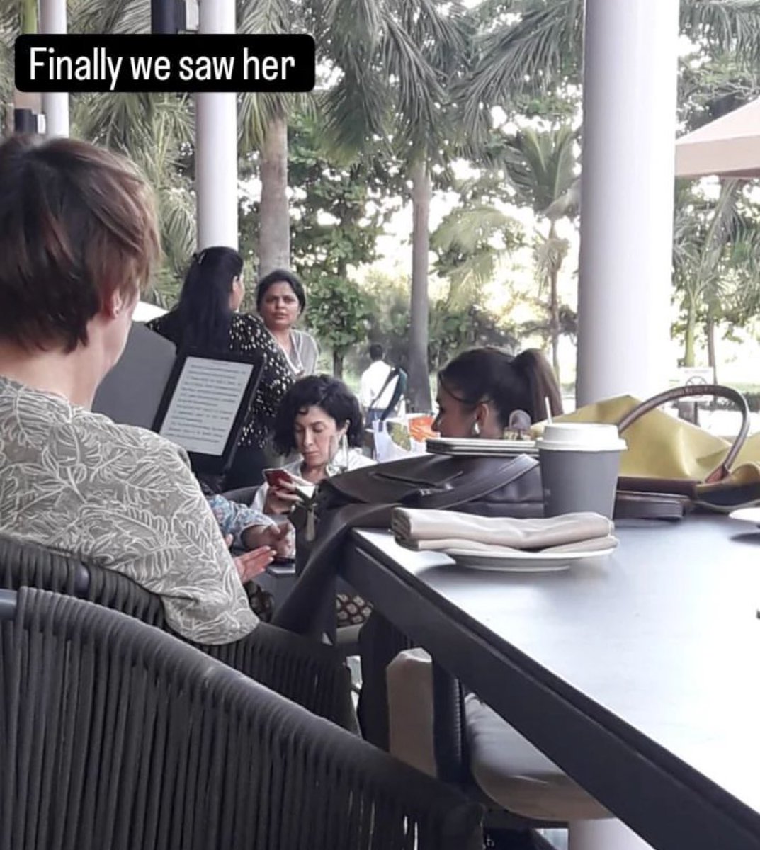 miss_bavani's tweet photo. Finallyyyy my friend found her chatting with the journalist 🫠🥹🥹
#HandeErçel https://t.co/3mvMJ5wNg9