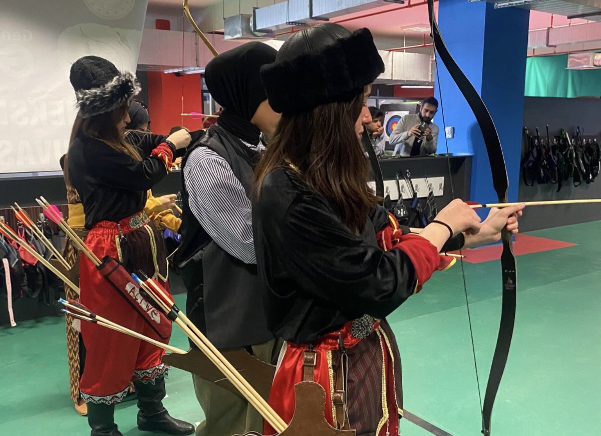 diyarbakirbld's tweet photo. Hedefimiz Türkiye Şampiyonluğu🏹

Spor antrenörlerimiz👇

Ali Çağlı ve Gülsüm Gülten Çağlı

📌Diyarbakır Gençlik Geleneksel Okçuluk müsabakalarında

2. Olarak bizleri gururlandırdılar.👏

Sporcularımızı tebrik eder, başarılarının devamını dileriz.🎯

#BaşımGözümÜstüne #Diyarbakır https://t.co/6p9oJ4WQ2h