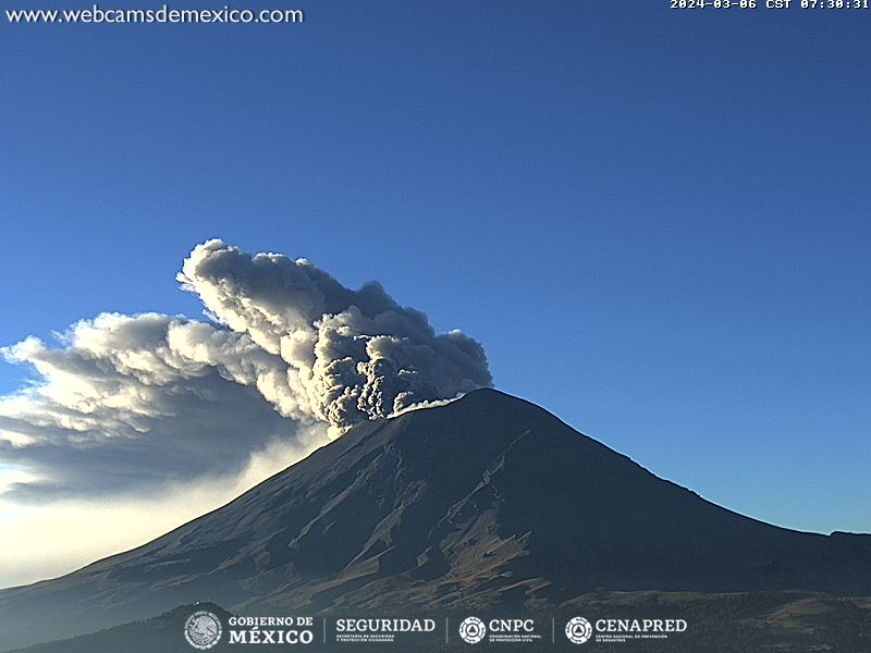 SkyAlertMx's tweet photo. Desde la noche de ayer, y hasta el momento de esta publicación, el #Popocatépetl registra emisión de ceniza con dispersión hacia Puebla (Atlixco).

🚦AMARILLO 2
🚷radio de seguridad 12 km

🧹Deposita la ceniza en bolsas para basura o en jardineras/macetas.
😷Usa cubrebocas y evita la exposición de personas vulnerables.

Desde la @webcamsdemexico Altzomoni y Tianguismanalco.