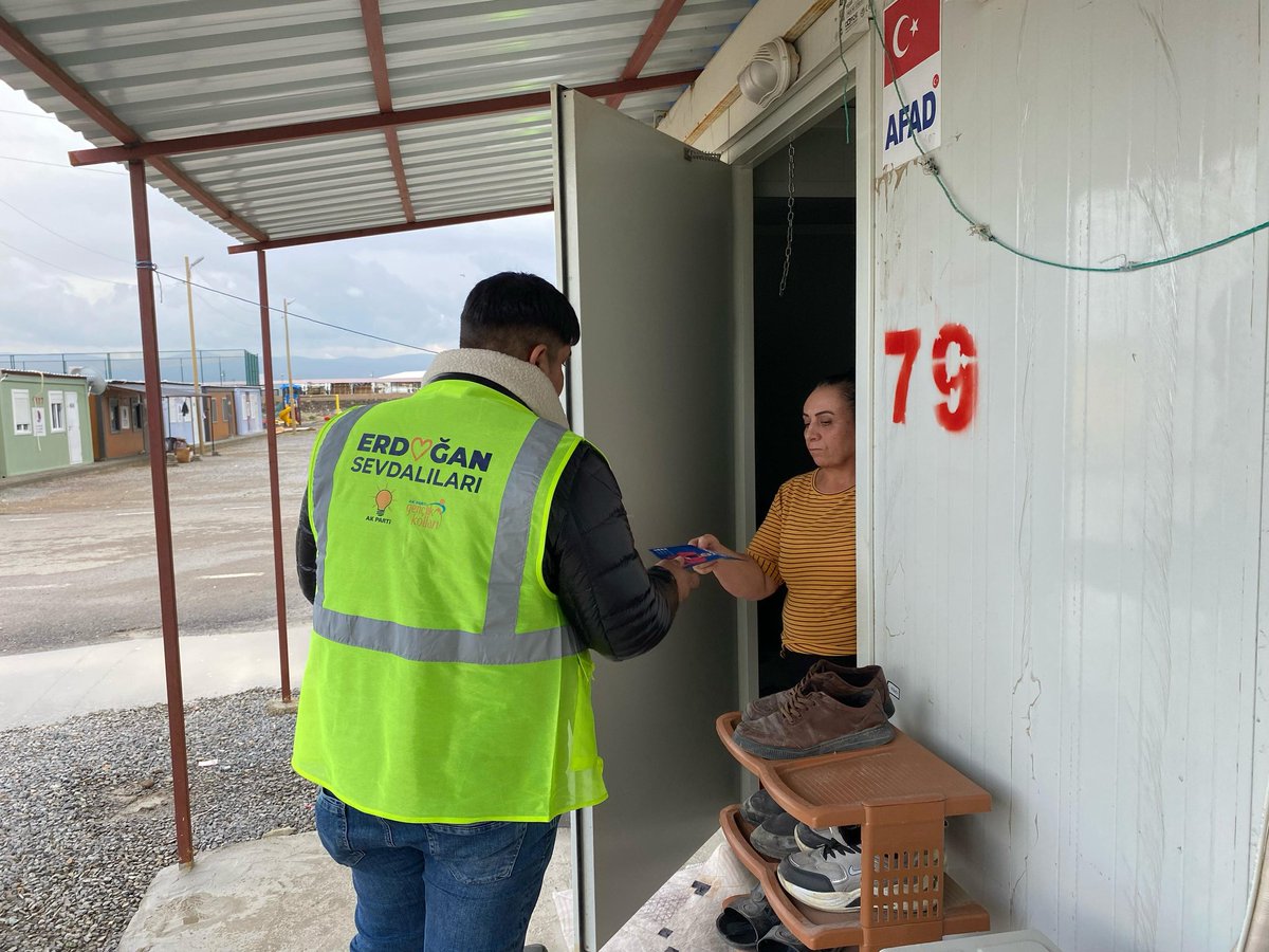 📍NURDAĞI NUR 1/C KONTEYNER KENTİ Depremin ilk günü neredeysek bugün de oradayız. İl Gençlik Kolları olarak konteyner kentimizi ziyaret edip talepleri not alarak ve belediyelerimizin yaptığı hizmetleri anlatarak 31 Mart yerel seçimleri için destek istedik. Son ana kadar