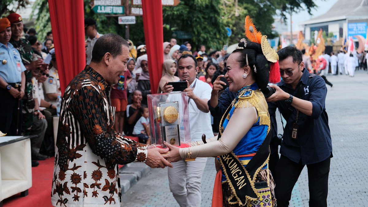 budparekrafjtg's tweet photo. Ribuan peserta ikuti Pawai Praja memeriahkan HUT Satpol PP ke-74, Satlinmas ke-72& Damkar ke-105 di Solo, Selasa (6/3/2024).
Pawai melibatkan 2.000 peserta dari unsur SatpolPP, Satlinmas dan Damkar Kab/Kota se-Jateng & dimeriahkan drumband dari Akpol #HutSatpolPP @satpolpp_jateng https://t.co/TFcJ2FeNYy