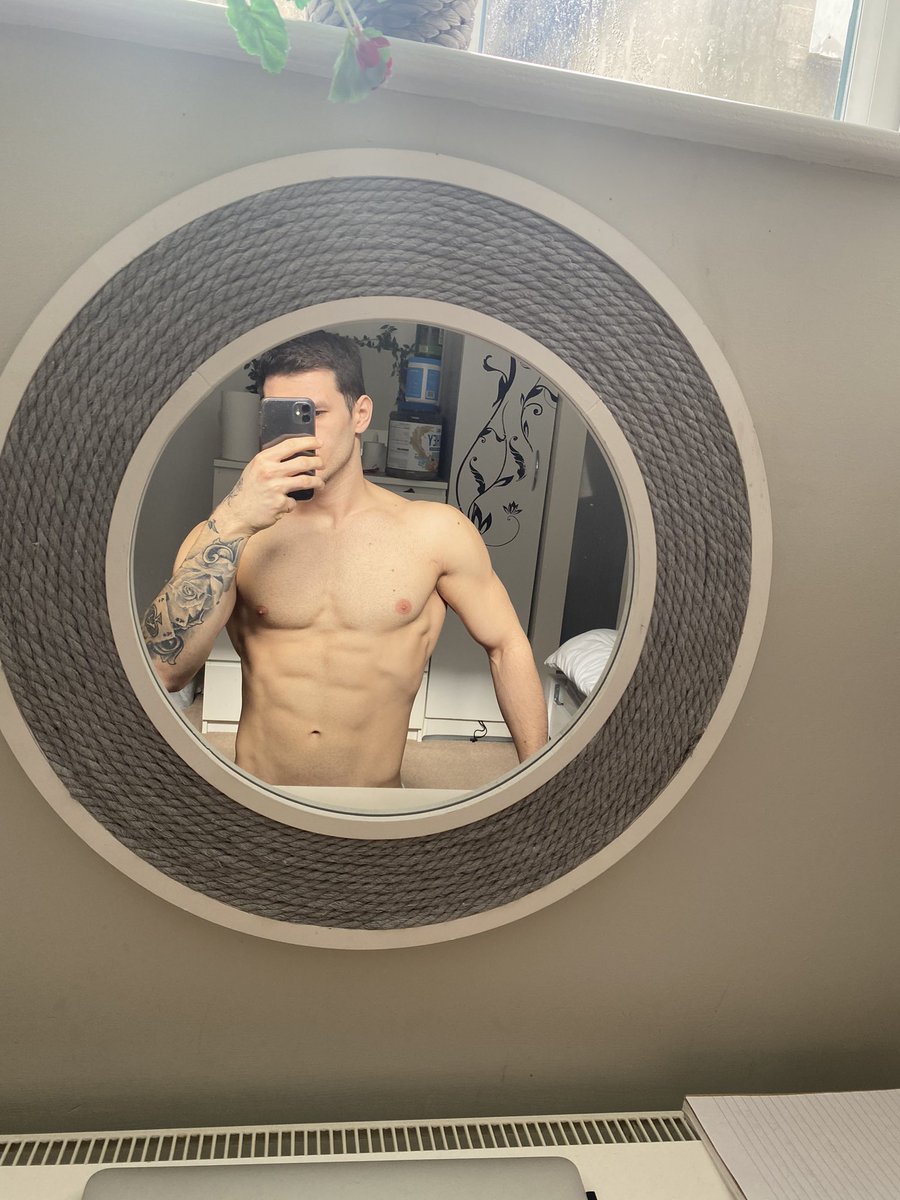 AlphaHunkz's tweet photo. Sun is out🌝 #fyp #hot #summer #shredded #man #fire #muscle https://t.co/FTyBrWlZ9i