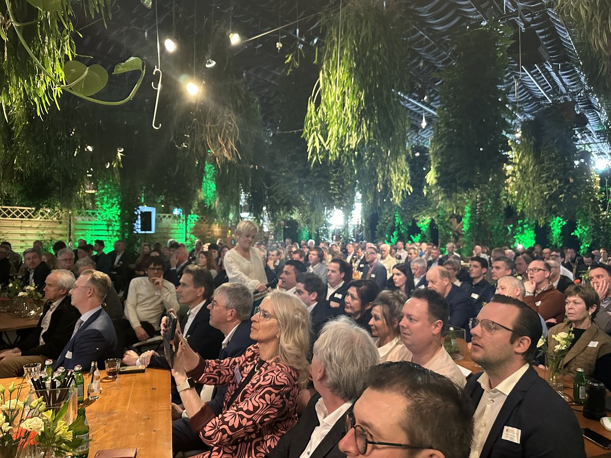 De vier genomineerden gaan in gesprek met de DGA over internationalisering, gewasbeschermingswet, CRISPR Cas en Circulair Ondernemerschap. <a href="/minlnv/">Minlvvn</a> 
#Toptuinbouw #tuinbouwondernemersprijs