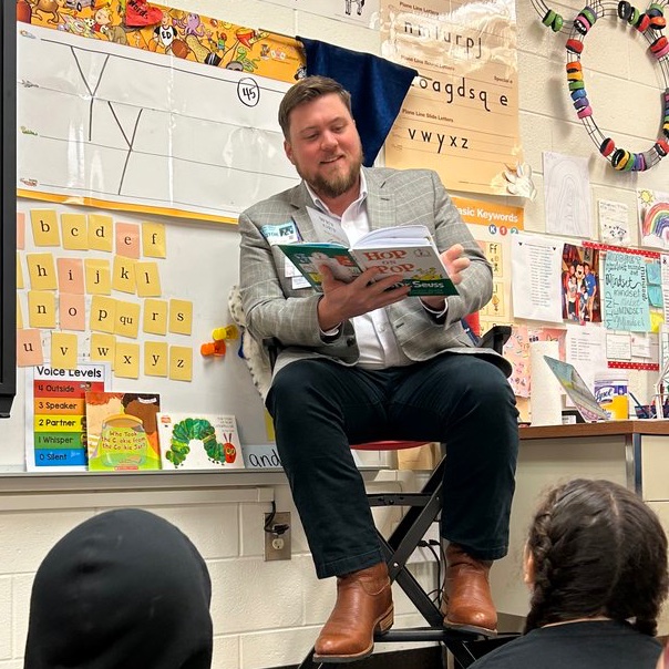 SourceSM_Dir_AT's tweet photo. I got to read to the Asst. Director's @CherokeeSchools  @KnoxESKnights kindergarten class this morning! He chose the book! In recognition of #NATAM, I said if it hurts when they hop or they hear a pop--  go direct to the Source and see an Athletic Trainer! @NorthsideHosp https://t.co/Uaj5nzC269