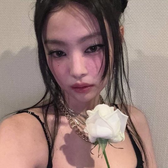 ROUND 1 MILLION 

If you see this on your timeline reply 5 times 

CHANEL ICON JENNIE
#JENNIExChanelFW24
#ParisFashionWeek <a href="/CHANEL/">CHANEL</a>