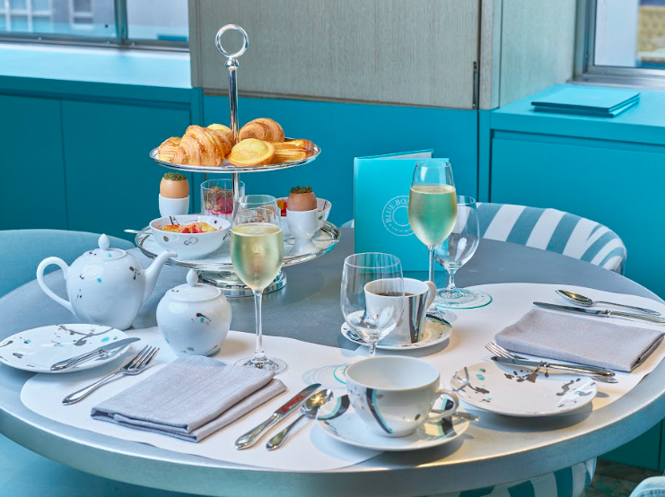 murialalu's tweet image. En sintonía con Capote vs The Swans, este despacho desde el Blue Box Café, el estupendo café de @TiffanyAndCo en la 5ta de Manhattan donde hay desayuno a toda hora. Escribí para @RevistaDomingo del lugar que Holly Golightly habría soñado que existiera: bit.ly/3T3pxsz