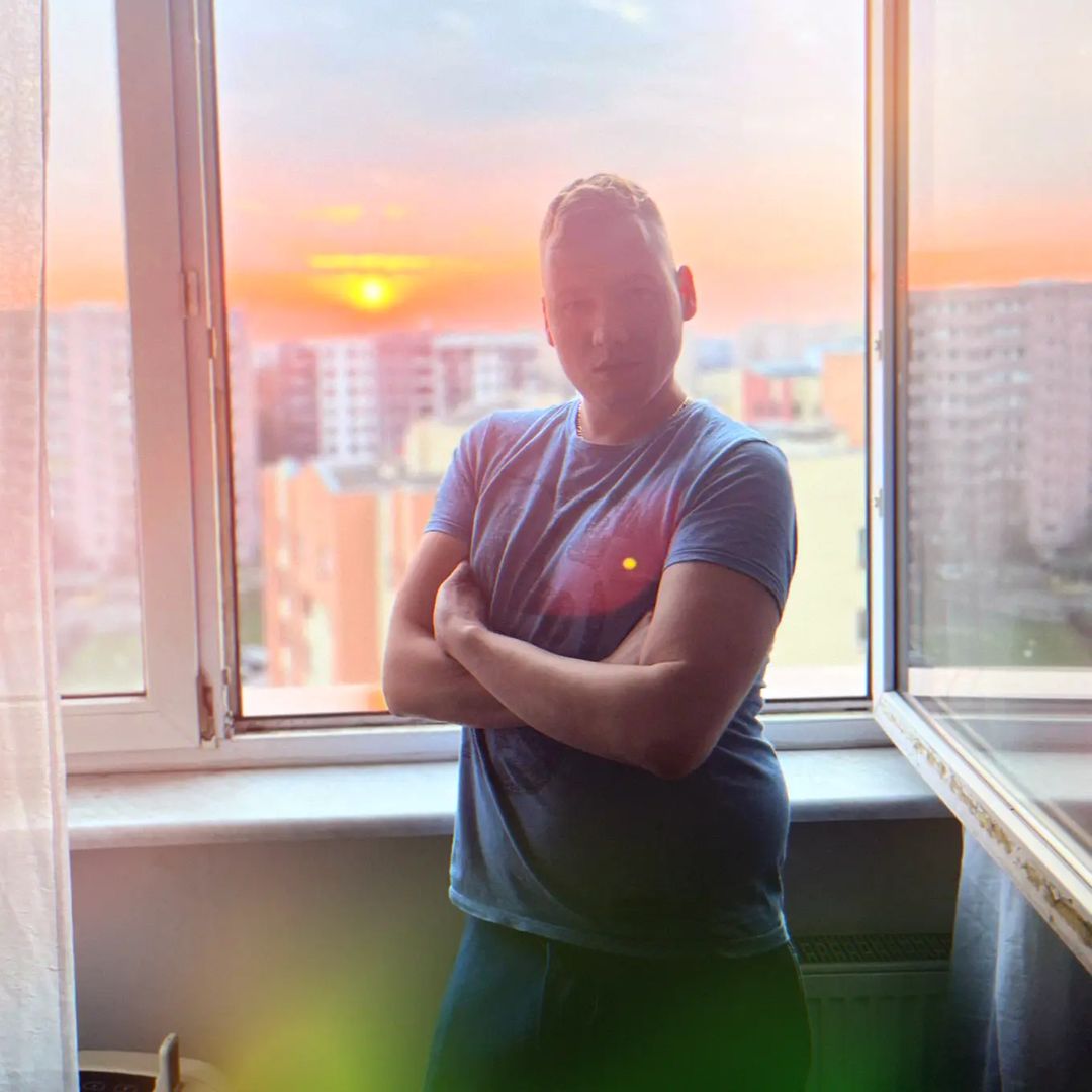 multiartysta's tweet photo. 🌅 #NieboByłoRóżowe 🌄

* * *

#charliehandsomer #karoljuchniewicz #multiartist #multiartysta #artysta #aktor #actor #prezenter #piosenkarz #telewizja #film #kultura #gayblonde #gaypilot #muzyka #gayactor #gaysinger #gaywarsaw #warsawgay #gaypowerbottom #gatwunk #gay https://t.co/5n0FsUNwcI