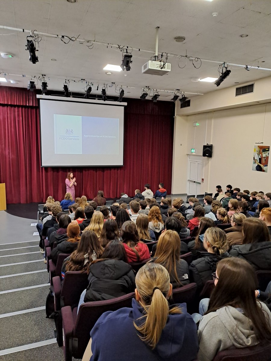 VandykeUpperSch's tweet photo. Last month we held an #Apprenticeships &amp; #Employment Event for our 6th Form. Students watched special presentations before enjoying a networking event with reps from companies including #Easyjet, #Santander, #Mercedes &amp;  #ThamesValleyPolice. Thanks to all for a fantastic event! https://t.co/CzsitHMcQw