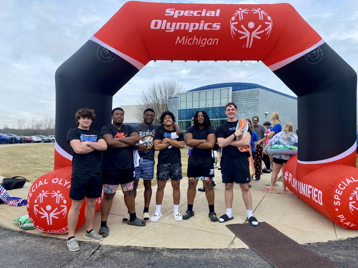 Proud of our numerous players for stepping up and taking the Polar Plunge to support Unified Champion Schools and our Marauder Unified Basketball Team. @SpOlympicsMI @zaywright313 @Joekro02 @KennyMcCurdy_ @AdamZurawski68 @ChaseTowns1 @hayden_higgins4 ☠️🥶🔵⚪️