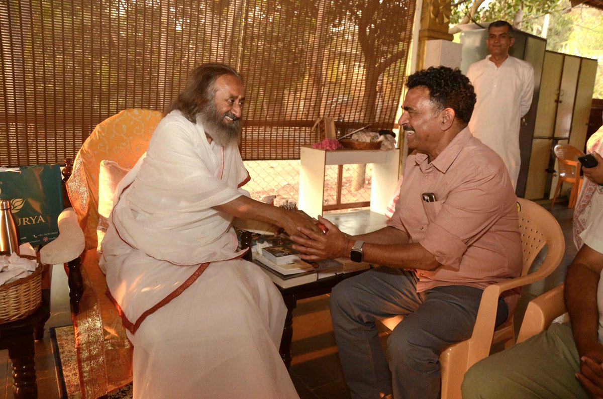 SSIAST's tweet photo. Chairman Dr. Prabhakar Rao, SSIAST &amp;  President of Sahyadri Devrai, Actor Sri Sayaji Shinde along with SSIAST Maharashtra team were blessed by Gurudev Sri Sri Ravi Shankar ji. A new chapter emerging  for taking up tree plantations in Maharastra meeting  was held on 5 March 24. https://t.co/6uN4O4hJtz