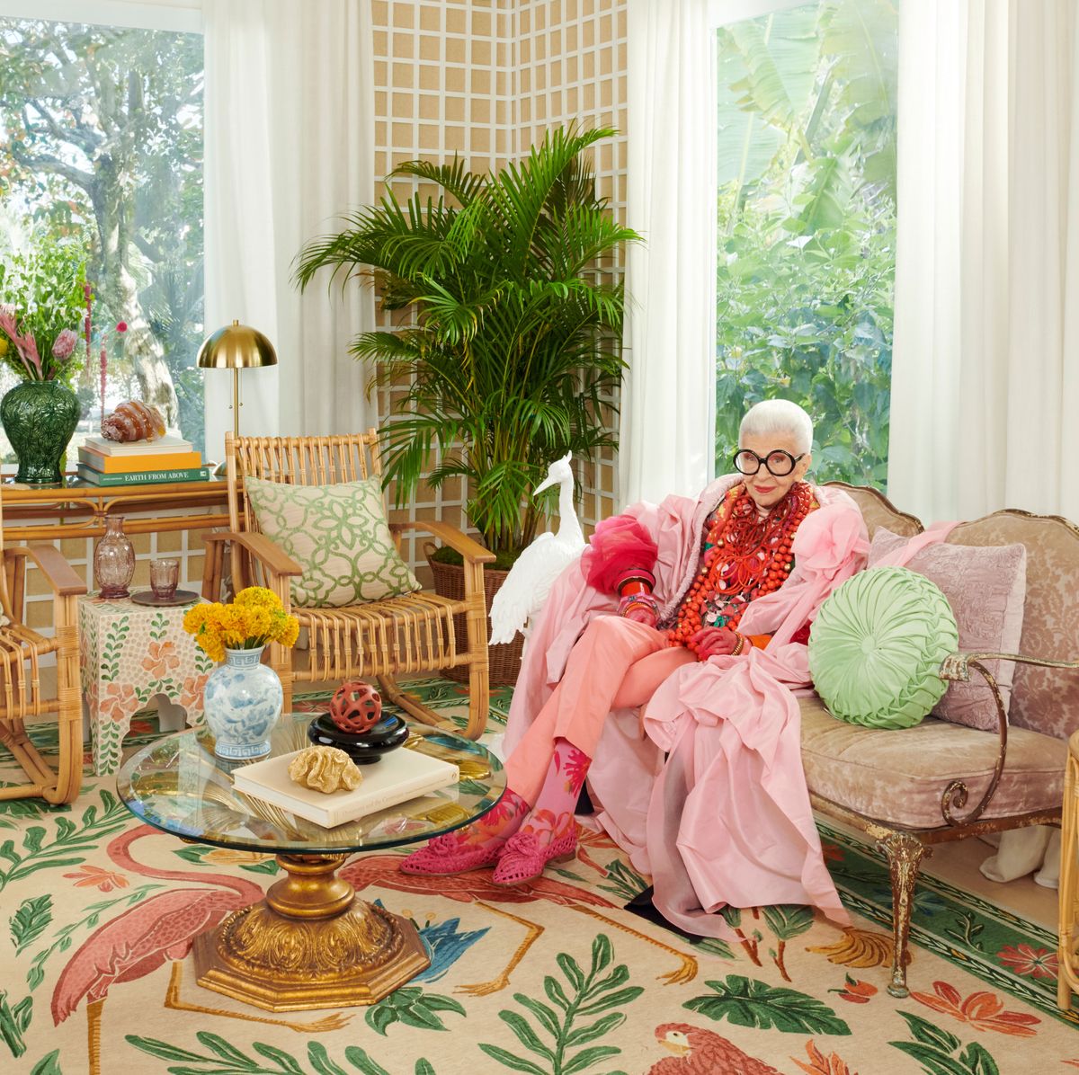 Во чест на Ајрис Апфел (почина на 102 г. пред 2 дена), која не беше само модна икона, таа го донесе својот максималистички стил и во дизајнот на ентериерите! Смели бои, еклектичен мебел и богатства собрани од целиот свет. Нејзиниот стан во Њујорк беше празник за очите #irisapfel