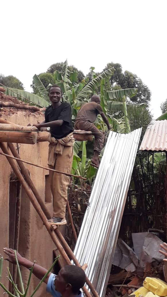 SEVENUnitedfor's tweet photo. @SEVENUnitedfor members from Ecole Technique Saint Kizito Save Chapter together with brothers of Saint Gabriel carried out a charity event that aimed at repairing a house for Anne Marie Mukabansinda who lives in Taba Village of Shyanda Cell, Save Sector in @GisagaraDistr https://t.co/cPEqAZdxNT