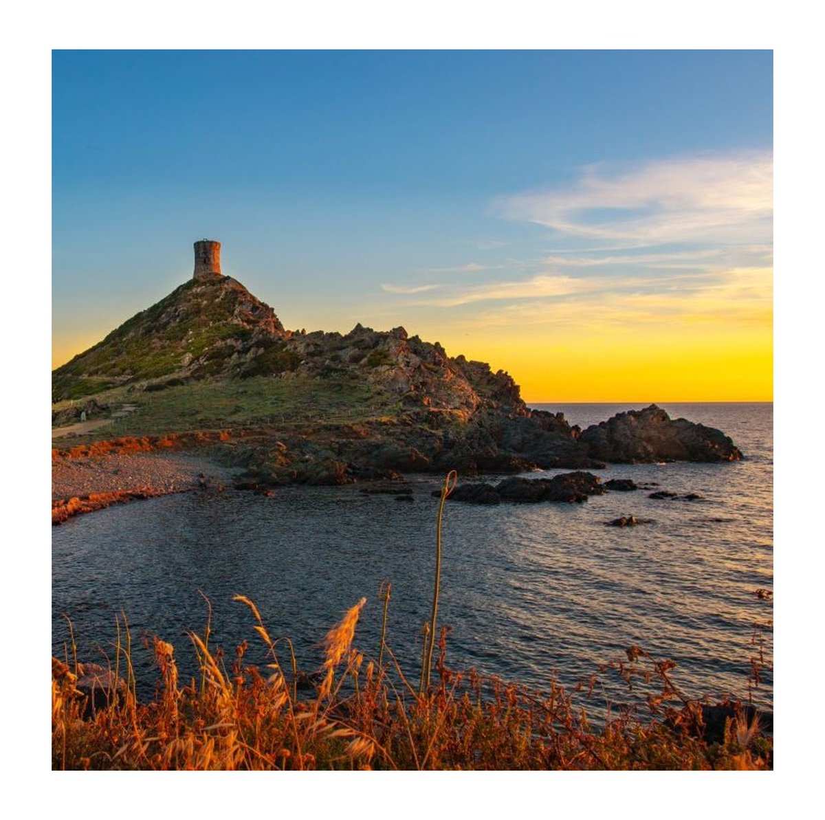 [Mi Chjamu Corsica]

Dalle acque blu del Mediterraneo emerge una catena montuosa ricoperta di boschi e foreste, quest'isola ricca di bellezze è la Corsica.

👉 france.fr/it/corsica/lis…

#corsica #visitcorsica #michjamucorsica