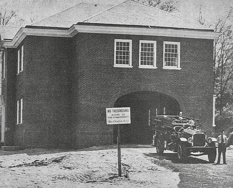 EastchesterFD's tweet photo. Repost: @bygonebronxville: The evolution of fire prevention in our Village. Photo 1 the Bronxville Hose Company stood from 1890s -1908. Photo 2 the Bronxville Engine and Hose Company stood from 1909-1940. Since 1940: Photos 3 &amp; 4 https://t.co/94nDXjR7dr