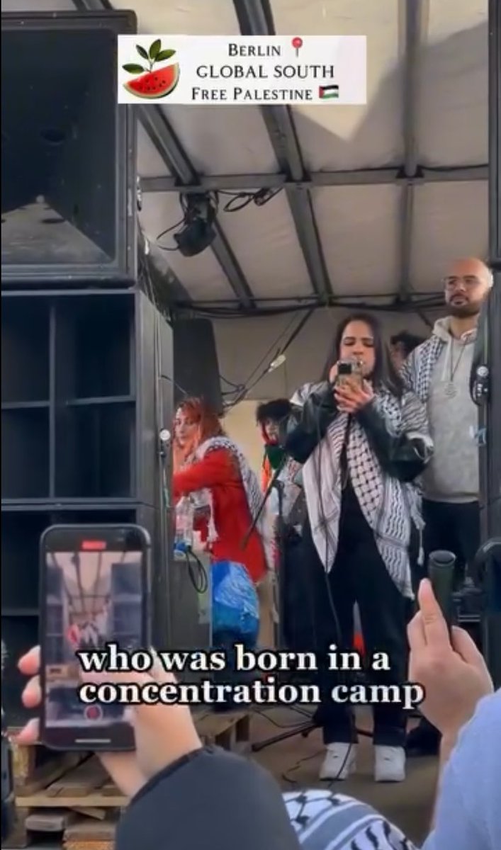 „Rahma“, eine Akteurin der israelfeindl. „Palästinensischen Allianz NRW“, trat am vergangenen Samstag auf „pro-palästinensischer“ Demo in Berlin auf und relativiere den NS.

Sie sprach von einem „Konzentrationslager“ in Gaza und bezeichnete Zionismus als „Krankheit“. #b0203
1/2