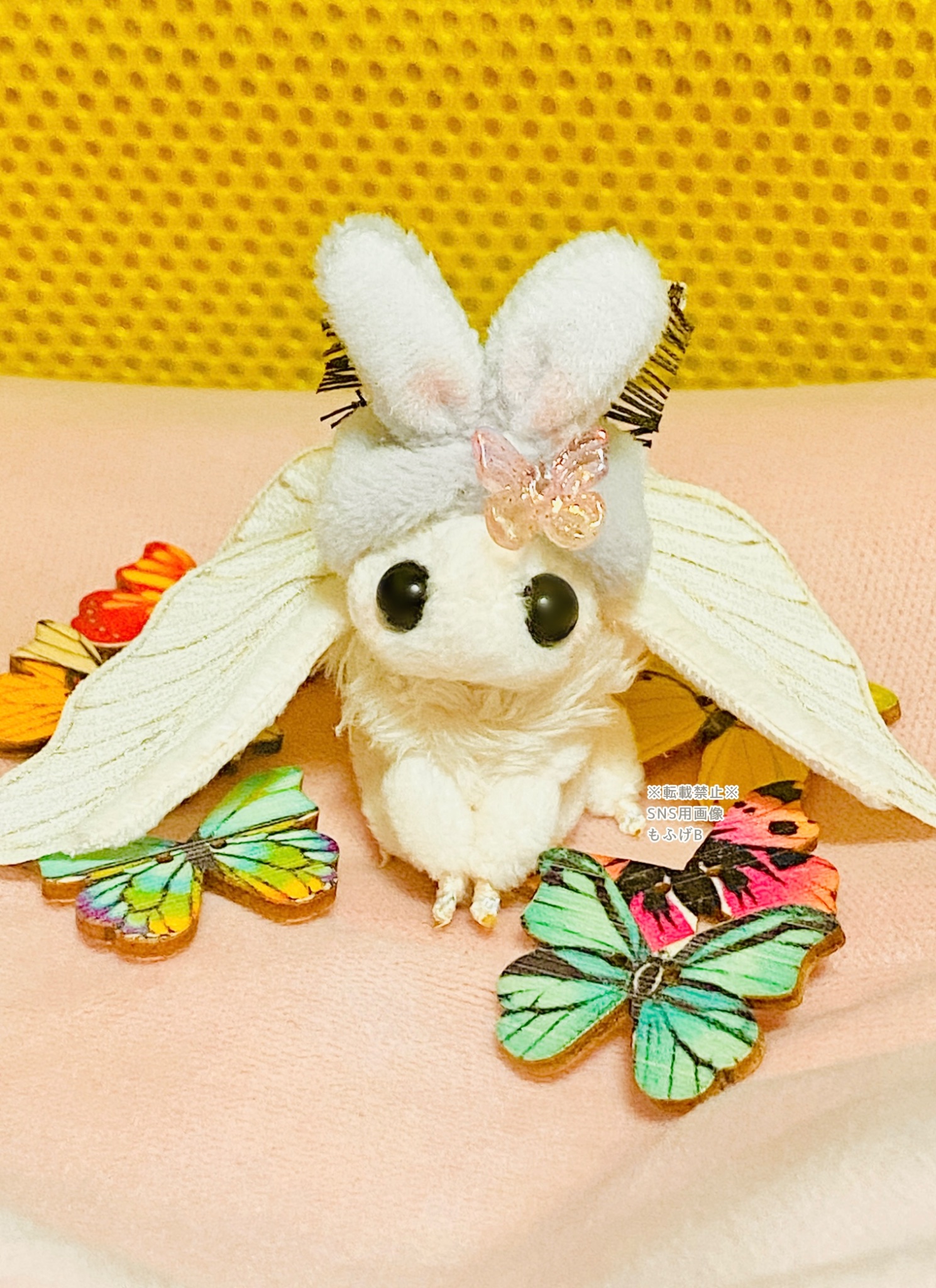 カイコガの小さなぬいぐるみ(刺繍羽ver.) 繭玉風ビーズ付きストラップ カイコガの小さなぬいぐるみ 刺繍羽ver A - メルカリ